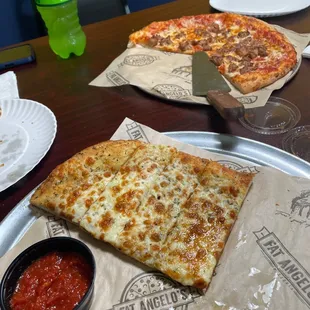 Cheesy garlic bread and sausage pizza