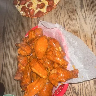 Delicious wings and pizza!!