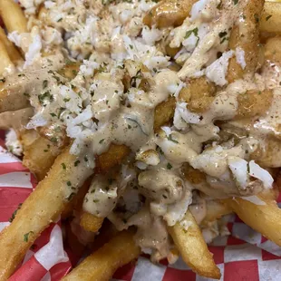 Crab fries ( 100% real lump crab meat , garlic butter , and remoulade sauce , French fries)