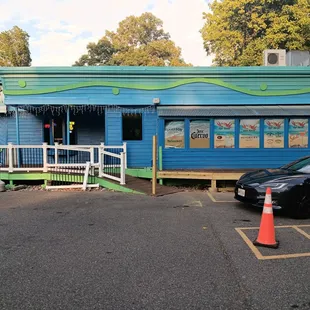 Great place  to hang  out on the weekends when you have no plans.Always a great drink!And not pricey!And good people always always!