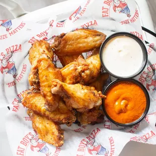 chicken wings and dipping sauce
