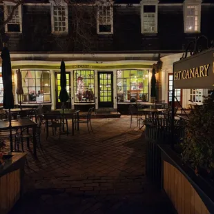the outside of a restaurant at night