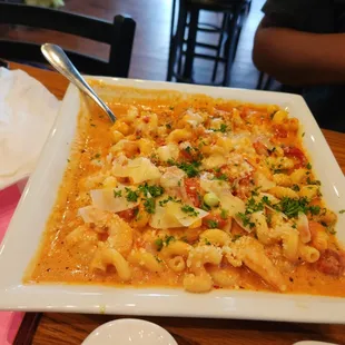 a plate of macaroni and cheese