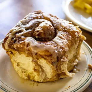 a cinnamon roll on a plate