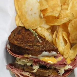 Rueben w fresh corned beef on rye w home style chips