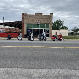 a row of motorcycles parked in front of a restaurant