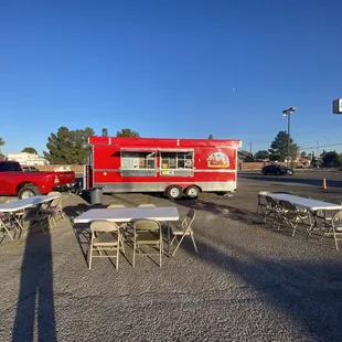 FAT DANS TEXAS FOOD TRUCK infront of EP FITNESS on Montwood and Saul Kleinfeld