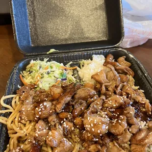 Chicken teppanyaki with white rice and noodles