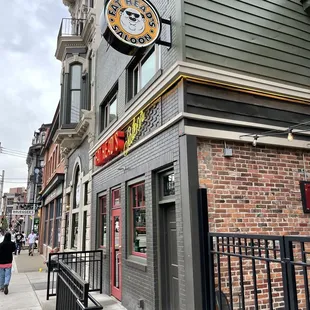 the outside of a restaurant