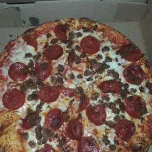 Pepp and ground beef. Fastest pizza I&apos;ve ever had made from walking in. DELICIOUS!