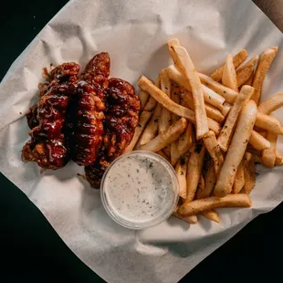 food, chicken wings and fried chicken