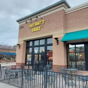 the outside of a restaurant