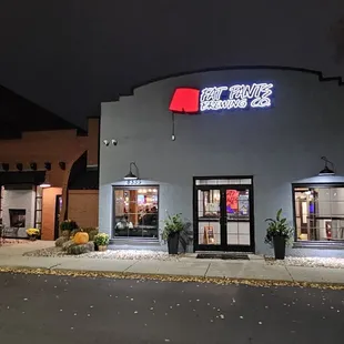 the outside of a restaurant at night