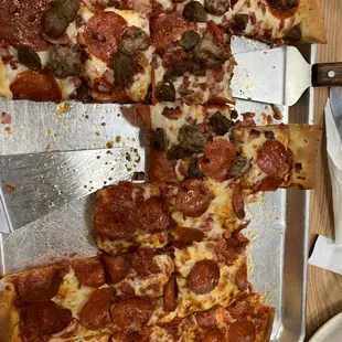 First 7 people served pizza and still a second or third serving left.