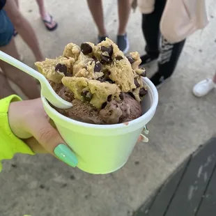 Chocolate brownie extreme cup add cookie dough