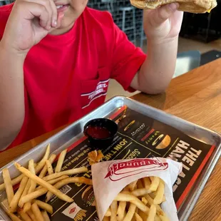 Kid&apos;s Meal Small burger &amp; Skinny Fries