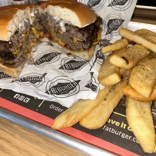 XXL Cheeseburger with mayo, onions and bacon