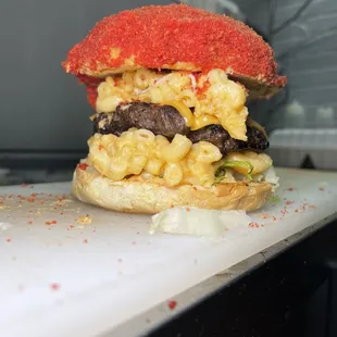 a cheeseburger with macaroni and cheese