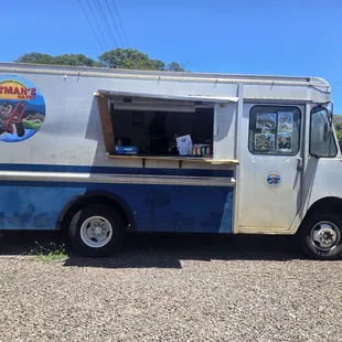 Truck on n a nook on the right of Kam hwy going to town b4 the freeway exit