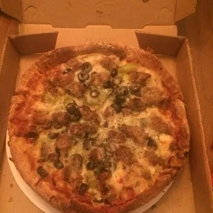 Small, deep dish SMOG with black olives added. YUMMY