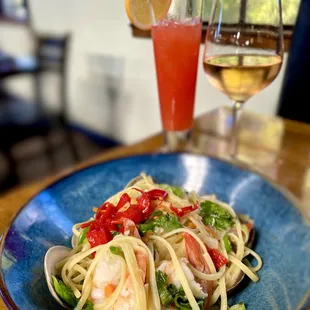 Linguini Ala Limone - very fresh and tasty jumbo prawns and jumbo clams, beautiful and delicious (01/2024)