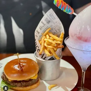 "Sounds like a perfect combo to start the weekend !
So many delicious options at @favoritebistro 
-
Join us for at @thelinq for a delicio