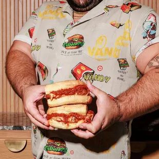 The hunky...
Meatball Sub
Meatballs, Marinara, Mozzarella, Hoagie Roll