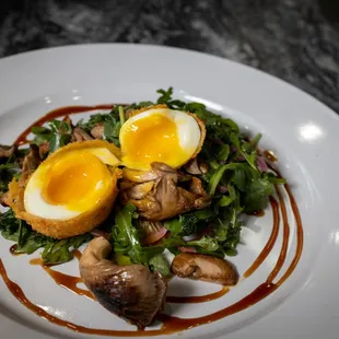 Crispy 5-Minute Egg
with baby arugula, roasted mushrooms, pickled red onion, and red wine reduction