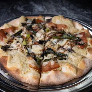 Serrano Ham Flatbread
grilled spring onion, white bean purée, Parmesan cheese, and balsamic reduction