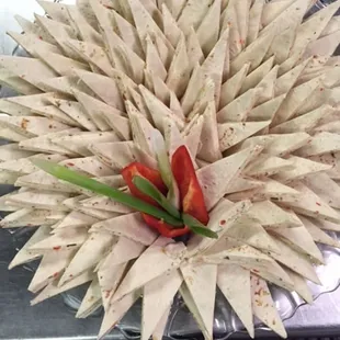 ows a platter of food