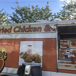 ows a fried chicken and egg truck