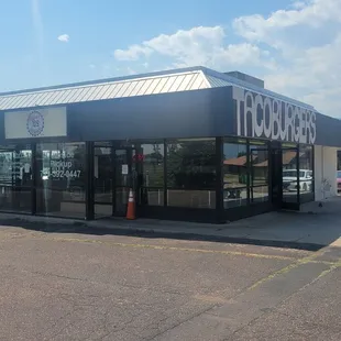 Great place with plenty of indoor and outdoor seating.