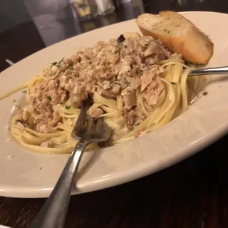 Linguine with White or Red Clam Sauce