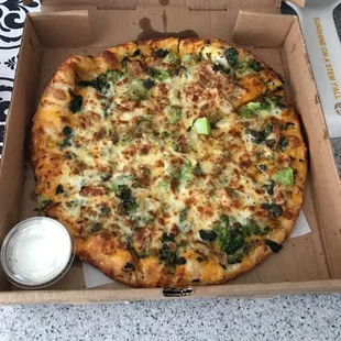 Small chicken broccoli pizza.