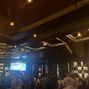 a crowd of people sitting at a bar