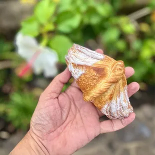 Fuji Apple turnover.  Je t'aimerai jusqu'à mon dernier souffle... oui, oui my hands are fire compared... ;)