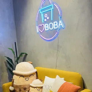 Cute little seating area in the back with some adorable boba  plushies