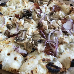 Carbonara pizza minus the peas and added mushrooms