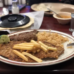 Milanese con arroz y frijoles.