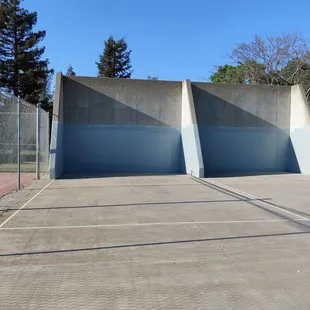 Handball courts were in decent condition, ground is a little cracked up but overall a great place to practice.