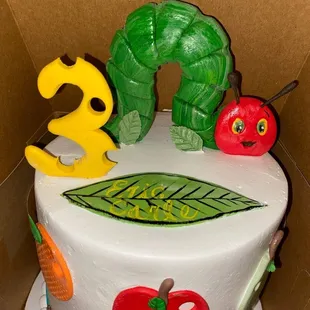 Look at that hand painted work and those beautiful fondant designs!