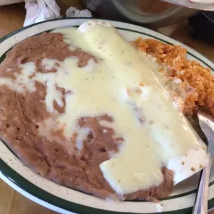Kid's plate, beef burrito w/cheese. My daughter loved it!