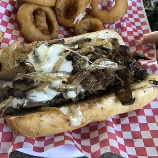 Very thin strips of beef, provolone, mushrooms, and the bun is great! Great au juis!