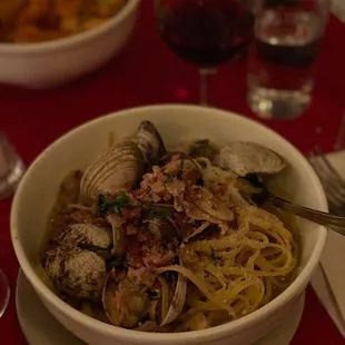 Linguine Fini Pasta with baby clams and pancetta