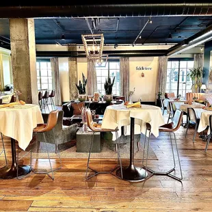 Bar, restaurant, &amp; sitting area
