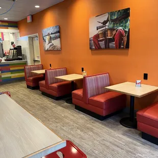 the interior of a fast food restaurant