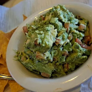  bowl of guacamole and chips