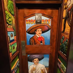 Men&apos;s bathroom