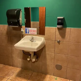 Men&apos;s bathroom