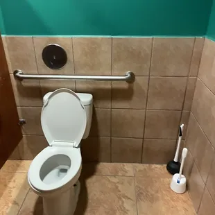 Men&apos;s bathroom